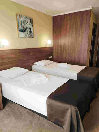 Гостиница Балтика Калининград Двухместный номер категории Комфорт с раздельными или общей кроватями и видом на озеро-1