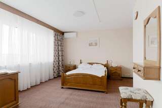 Гостиница Балтика Калининград Двухместный номер категории Бизнес общей кроватью, балконом и видом на озеро-1